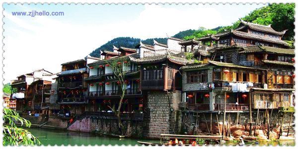 張家界、黃石寨、金鞭溪、袁家界、天子山、十里畫(huà)廊、黃龍洞、寶峰湖、天門(mén)山、鳳凰古城四日游